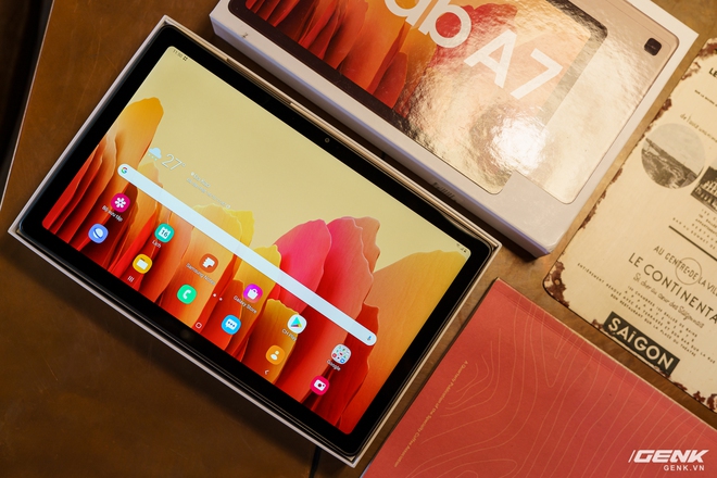 Mở hộp Samsung Galaxy Tab A7: thiết kế pha lẫn hoài cổ và hiện đại, loa là điểm mạnh - Ảnh 1. Mở hộp Samsung Galaxy Tab A7: thiết kế pha lẫn hoài cổ và hiện đại, loa là điểm mạnh - Ảnh 1.