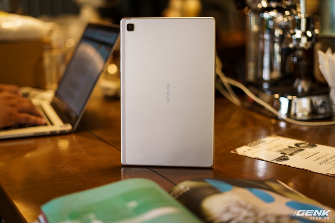 Mở hộp Samsung Galaxy Tab A7: thiết kế pha lẫn hoài cổ và hiện đại, loa là điểm mạnh - Ảnh 6. Mở hộp Samsung Galaxy Tab A7: thiết kế pha lẫn hoài cổ và hiện đại, loa là điểm mạnh - Ảnh 6.