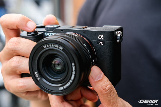Máy ảnh thay ống kính Full Frame nhỏ nhất của Sony chính thức bán ra tại thị trường Việt Nam, giá 41,99 triệu đồng cho thân máy - Ảnh 4. Máy ảnh thay ống kính Full Frame nhỏ nhất của Sony chính thức bán ra tại thị trường Việt Nam, giá 41,99 triệu đồng cho thân máy - Ảnh 4.