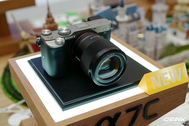 Máy ảnh thay ống kính Full Frame nhỏ nhất của Sony chính thức bán ra tại thị trường Việt Nam, giá 41,99 triệu đồng cho thân máy - Ảnh 3. Máy ảnh thay ống kính Full Frame nhỏ nhất của Sony chính thức bán ra tại thị trường Việt Nam, giá 41,99 triệu đồng cho thân máy - Ảnh 3.