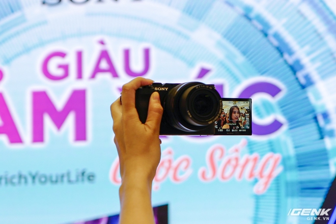 Máy ảnh thay ống kính Full Frame nhỏ nhất của Sony chính thức bán ra tại thị trường Việt Nam, giá 41,99 triệu đồng cho thân máy - Ảnh 2.