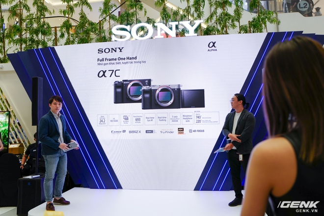Máy ảnh thay ống kính Full Frame nhỏ nhất của Sony chính thức bán ra tại thị trường Việt Nam, giá 41,99 triệu đồng cho thân máy - Ảnh 1. Máy ảnh thay ống kính Full Frame nhỏ nhất của Sony chính thức bán ra tại thị trường Việt Nam, giá 41,99 triệu đồng cho thân máy - Ảnh 1.