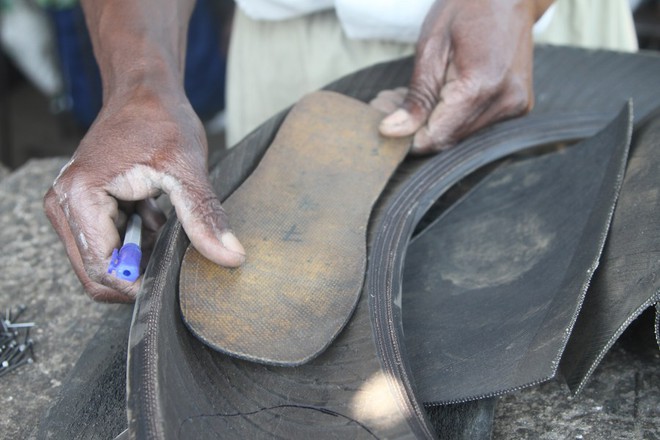Nghệ nhân Zimbabwea biến lốp xe hơi cũ thành những đôi dép độc đáo - Ảnh 1. Nghệ nhân Zimbabwea biến lốp xe hơi cũ thành những đôi dép độc đáo - Ảnh 1.