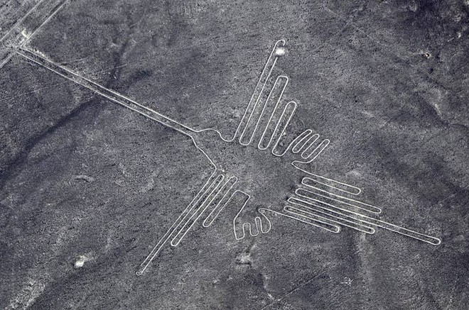 Giới khảo cổ phát hiện hình vẽ mèo khổng lồ 2000 năm tuổi nằm ngay giữa sa mạc tại Peru - Ảnh 2.