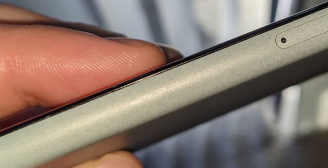 Người dùng Pixel 5 báo cáo lỗi thiết kế, có khoảng trống giữa màn hình và thân máy - Ảnh 7. Người dùng Pixel 5 báo cáo lỗi thiết kế, có khoảng trống giữa màn hình và thân máy - Ảnh 7.