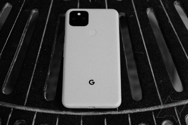 Người dùng Pixel 5 báo cáo lỗi thiết kế, có khoảng trống giữa màn hình và thân máy - Ảnh 1. Người dùng Pixel 5 báo cáo lỗi thiết kế, có khoảng trống giữa màn hình và thân máy - Ảnh 1.