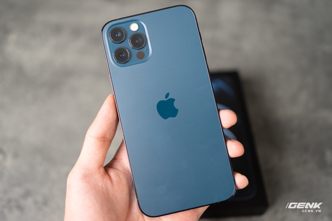 Compare The Two Best Colors On Iphone 12 Pro Graphite Black And Pacific Blue Itzone