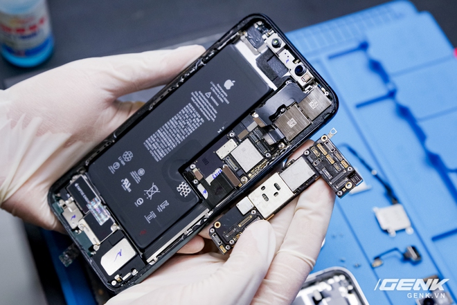 Mổ bụng iPhone 12 Pro đầu tiên tại Việt Nam: Sắp xếp vị trí linh kiện có chút khác biệt, bo mạch chữ L, pin 2815mAh - Ảnh 23. Mổ bụng iPhone 12 Pro đầu tiên tại Việt Nam: Sắp xếp vị trí linh kiện có chút khác biệt, bo mạch chữ L, pin 2815mAh - Ảnh 23.