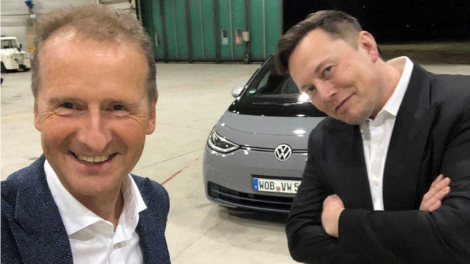 Elon Musk ngồi cùng xe với CEO Volkswagen, trực tiếp lái thử sản phẩm của đối thủ và đưa nhận xét công tâm - Ảnh 1. Elon Musk ngồi cùng xe với CEO Volkswagen, trực tiếp lái thử sản phẩm của đối thủ và đưa nhận xét công tâm - Ảnh 1.