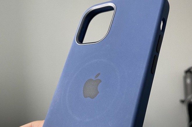 Vết hằn hình tròn hiện ra trên ốp lưng bằng da của iPhone sau khi sạc bằng MagSafe