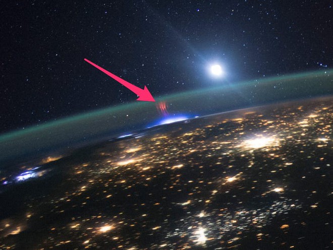 Lần đầu tiên, tàu Juno của NASA chụp được loạt hiện tượng phóng điện màu xanh/hồng trên Sao Mộc - Ảnh 2. Lần đầu tiên, tàu Juno của NASA chụp được loạt hiện tượng phóng điện màu xanh/hồng trên Sao Mộc - Ảnh 2.