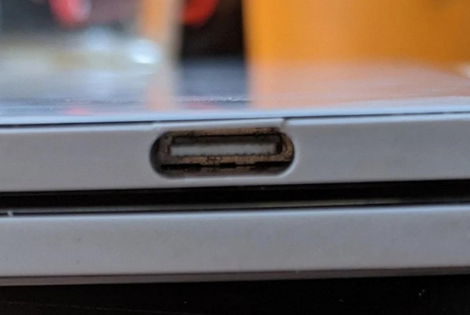 Người dùng kêu ca vì Microsoft Surface Duo dễ bị nứt xung quanh cổng USB-C [HOT]
