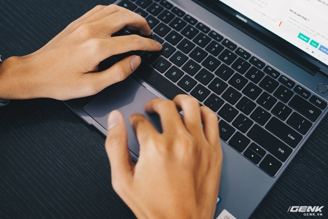 Đánh giá Huawei MateBook 13: Ultrabook tốt nếu người dùng chấp nhận vượt qua rào cản thương hiệu (và thời lượng pin tệ hại) - Ảnh 10. Đánh giá Huawei MateBook 13: Ultrabook tốt nếu người dùng chấp nhận vượt qua rào cản thương hiệu (và thời lượng pin tệ hại) - Ảnh 10.