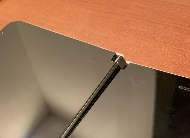 Giá tới cả ngàn đô nhưng Surface Duo liên tục gặp lỗi, lần này là lỗi thiết kế khiến việc đóng mở gặp khó khăn - Ảnh 2.