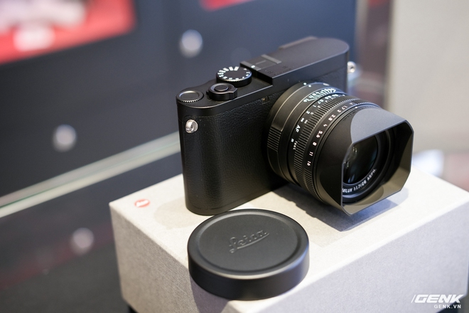 Trên tay Leica Q2 Monochrom đầu tiên tại Việt Nam: Phiên bản chỉ dành cho tín đồ đen trắng, loại bỏ logo chấm đỏ, chi tiết da bọc và lớp sơn được thay đổi, giá 155 triệu đồng - Ảnh 4. Trên tay Leica Q2 Monochrom đầu tiên tại Việt Nam: Phiên bản chỉ dành cho tín đồ đen trắng, loại bỏ logo chấm đỏ, chi tiết da bọc và lớp sơn được thay đổi, giá 155 triệu đồng - Ảnh 4.