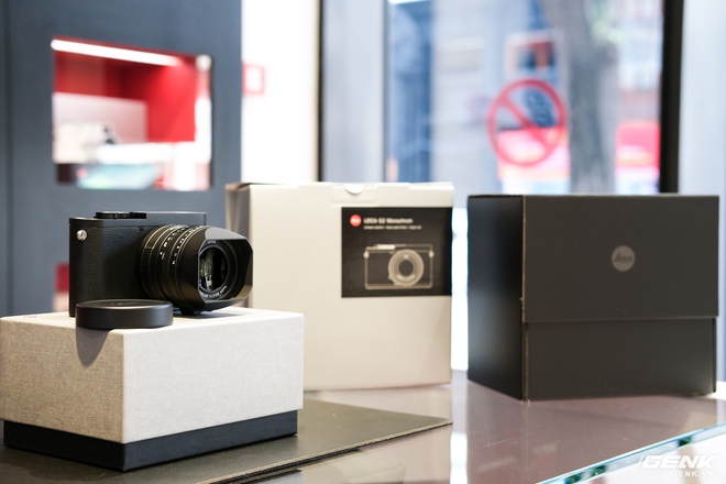 Trên tay Leica Q2 Monochrom đầu tiên tại Việt Nam: Phiên bản chỉ dành cho tín đồ đen trắng, loại bỏ logo chấm đỏ, chi tiết da bọc và lớp sơn được thay đổi, giá 155 triệu đồng - Ảnh 1. Trên tay Leica Q2 Monochrom đầu tiên tại Việt Nam: Phiên bản chỉ dành cho tín đồ đen trắng, loại bỏ logo chấm đỏ, chi tiết da bọc và lớp sơn được thay đổi, giá 155 triệu đồng - Ảnh 1.