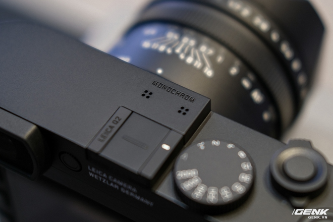 Trên tay Leica Q2 Monochrom đầu tiên tại Việt Nam: Phiên bản chỉ dành cho tín đồ đen trắng, loại bỏ logo chấm đỏ, chi tiết da bọc và lớp sơn được thay đổi, giá 155 triệu đồng - Ảnh 7. Trên tay Leica Q2 Monochrom đầu tiên tại Việt Nam: Phiên bản chỉ dành cho tín đồ đen trắng, loại bỏ logo chấm đỏ, chi tiết da bọc và lớp sơn được thay đổi, giá 155 triệu đồng - Ảnh 7.