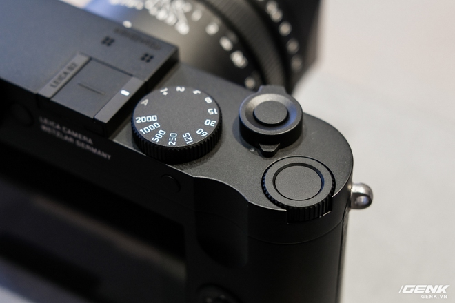 Trên tay Leica Q2 Monochrom đầu tiên tại Việt Nam: Phiên bản chỉ dành cho tín đồ đen trắng, loại bỏ logo chấm đỏ, chi tiết da bọc và lớp sơn được thay đổi, giá 155 triệu đồng - Ảnh 8. Trên tay Leica Q2 Monochrom đầu tiên tại Việt Nam: Phiên bản chỉ dành cho tín đồ đen trắng, loại bỏ logo chấm đỏ, chi tiết da bọc và lớp sơn được thay đổi, giá 155 triệu đồng - Ảnh 8.