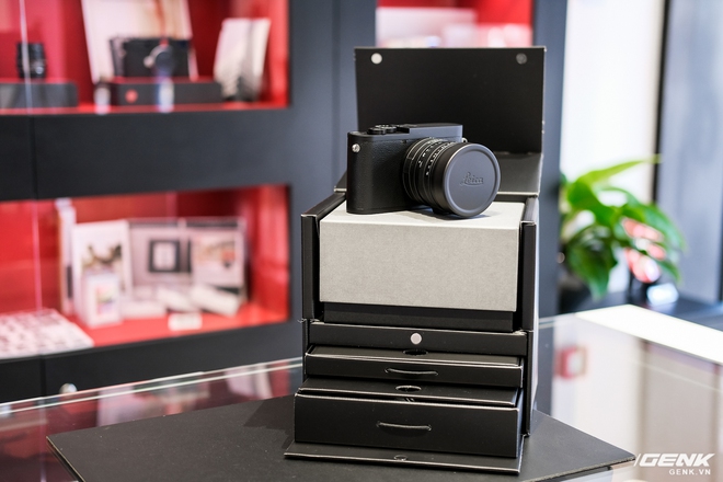 Trên tay Leica Q2 Monochrom đầu tiên tại Việt Nam: Phiên bản chỉ dành cho tín đồ đen trắng, loại bỏ logo chấm đỏ, chi tiết da bọc và lớp sơn được thay đổi, giá 155 triệu đồng - Ảnh 2. Trên tay Leica Q2 Monochrom đầu tiên tại Việt Nam: Phiên bản chỉ dành cho tín đồ đen trắng, loại bỏ logo chấm đỏ, chi tiết da bọc và lớp sơn được thay đổi, giá 155 triệu đồng - Ảnh 2.