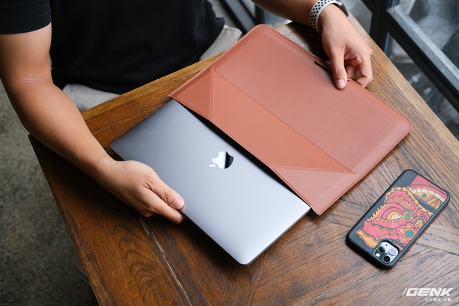 Trải nghiệm túi đựng laptop có 2 loại đố đỡ mỏi lưng: nhỏ gọn, thời trang nhưng giá cao - Ảnh 4.