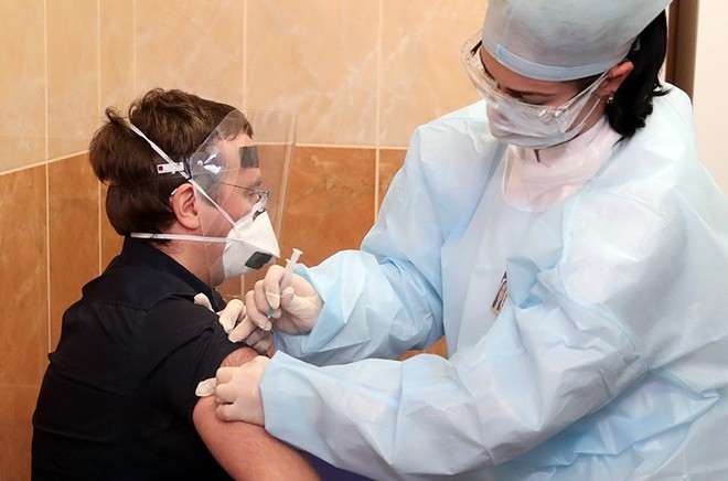 Nga tuyên bố vắc-xin COVID-19 của họ cho hiệu lực cao hơn Mỹ, tới 92% - Ảnh 1.