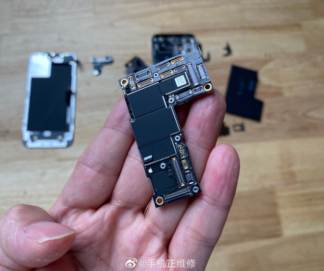 Mổ bụng iPhone 12 Pro Max, xác nhận dung lượng pin chỉ là 3.687mAh - Ảnh 3. Mổ bụng iPhone 12 Pro Max, xác nhận dung lượng pin chỉ là 3.687mAh - Ảnh 3.