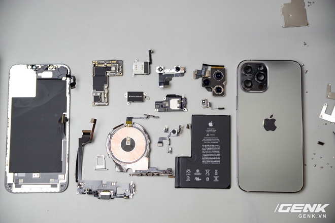 Dissecting the abdomen of iPhone 12 Pro Max in Vietnam: L-shaped battery with a capacity of 3,687mAh, the rear camera is both large and long - Photo 15.