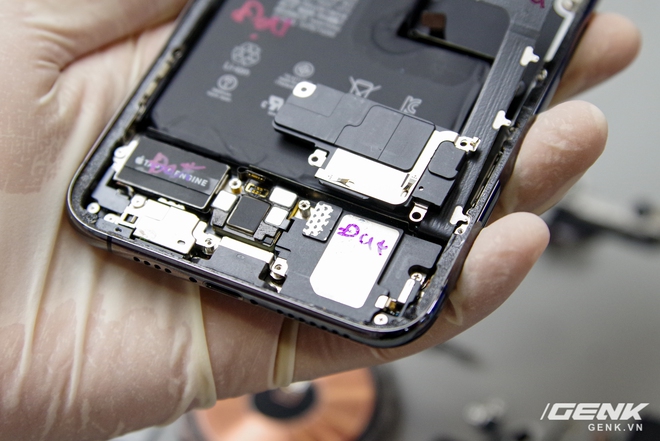 Dissecting the abdomen of iPhone 12 Pro Max in Vietnam: L-shaped battery with a capacity of 3,687mAh, the rear camera is both large and long - Photo 27.