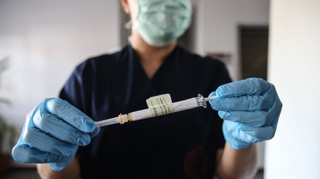 Cha đẻ vắc-xin COVID-19: Sẽ có đủ vắc-xin cho cả thế giới và chúng ta sẽ chiến thắng đại dịch vào quý III năm 2021 - Ảnh 2. Cha đẻ vắc-xin COVID-19: Sẽ có đủ vắc-xin cho cả thế giới và chúng ta sẽ chiến thắng đại dịch vào quý III năm 2021 - Ảnh 2.