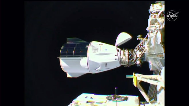 Sau chuyến hành trình dài 27 giờ, tàu Dragon của SpaceX đã ráp thành công với Trạm Vũ trụ Quốc tế ISS - Ảnh 1.
