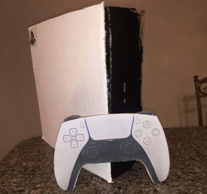 Game thủ bán PS5 làm bằng bìa carton với giá 400 USD để lấy tiền mua máy thật, thế mà vẫn có người mua mới tài - Ảnh 2. Game thủ bán PS5 làm bằng bìa carton với giá 400 USD để lấy tiền mua máy thật, thế mà vẫn có người mua mới tài - Ảnh 2.