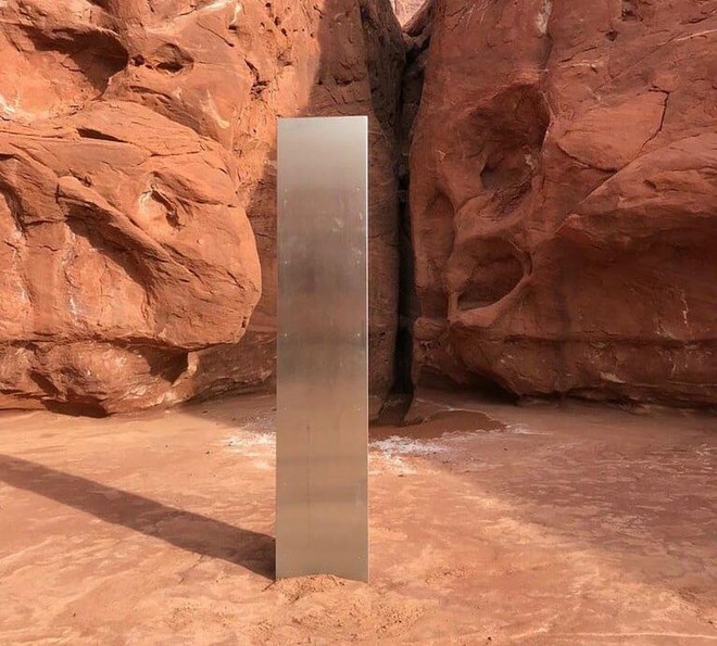 Phát hiện khối kim loại bí ẩn đứng sừng sững ngay giữa sa mạc hoang vu ở Mỹ - Ảnh 1.