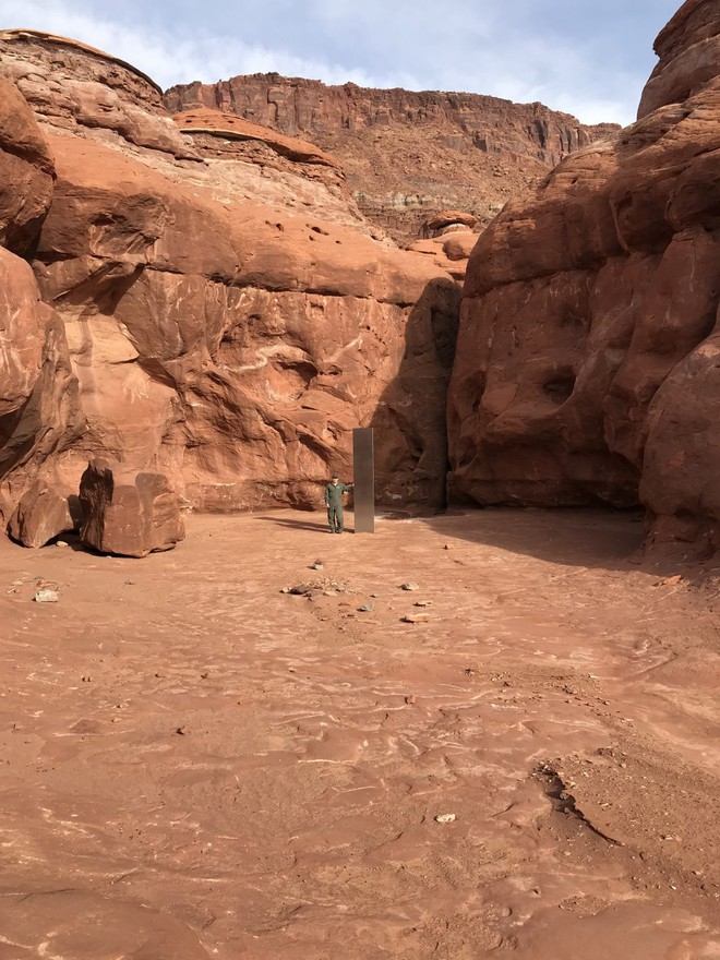 Chỉ sau một ngày, cộng đồng mạng tìm ra vị trí khối kim loại bí ẩn giữa hoang mạc - Ảnh 2.