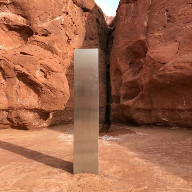Chỉ sau một ngày, cộng đồng mạng tìm ra vị trí khối kim loại bí ẩn giữa hoang mạc - Ảnh 1.