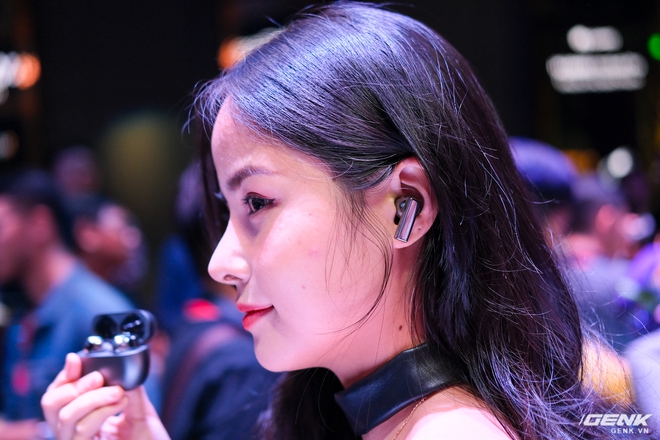 Cận cảnh tai nghe không dây Huawei FreeBuds Pro tại Việt Nam: Màu sắc đẹp mắt, chống ồn 40dB, driver 11mm, công nghệ mới giúp kết nối ổn định hơn - Ảnh 2. Cận cảnh tai nghe không dây Huawei FreeBuds Pro tại Việt Nam: Màu sắc đẹp mắt, chống ồn 40dB, driver 11mm, công nghệ mới giúp kết nối ổn định hơn - Ảnh 2.