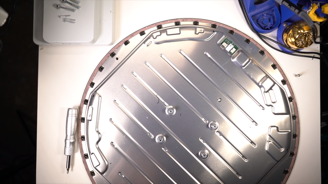 Mổ bụng chảo vệ tinh Đĩa Thị Mặt Mẹt của Starlink: toàn là chip do SpaceX tự sản xuất, có dàn ăng-ten tí hon hướng lên trời tự động dò vệ tinh để bắt sóng - Ảnh 14.