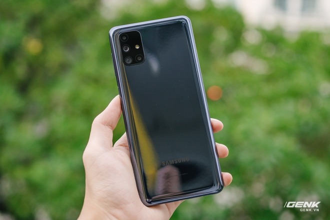 Trên tay Galaxy M51: Smartphone có pin trâu nhất phân khúc, giá 9.49 triệu đồng - Ảnh 4. Trên tay Galaxy M51: Smartphone có pin trâu nhất phân khúc, giá 9.49 triệu đồng - Ảnh 4.