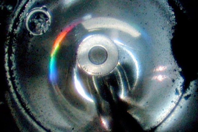 Lớp bụi ở vỏ ngoài khoang chứa...