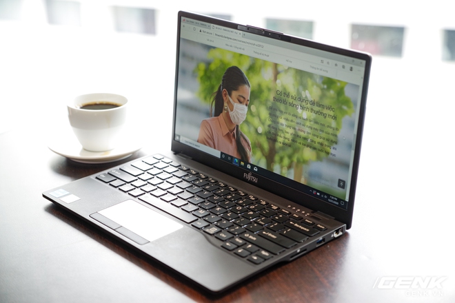 Fujitsu ra mắt laptop nhẹ nhất Việt Nam, sử dụng chip Intel thế hệ 11 Tiger Lake, giá từ 30 triệu đồng - Ảnh 2. Fujitsu ra mắt laptop nhẹ nhất Việt Nam, sử dụng chip Intel thế hệ 11 Tiger Lake, giá từ 30 triệu đồng - Ảnh 2.