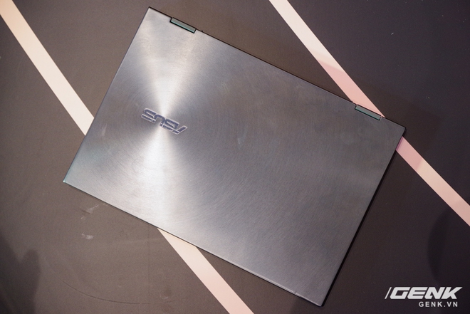 ASUS trình làng bộ đôi Zenbook Flip: thiết kế siêu mỏng, có thể gập mở 360 độ, màn hình OLED giá từ 26 triệu đồng - Ảnh 4. ASUS trình làng bộ đôi Zenbook Flip: thiết kế siêu mỏng, có thể gập mở 360 độ, màn hình OLED giá từ 26 triệu đồng - Ảnh 4.