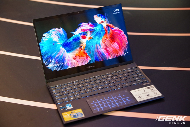 ASUS trình làng bộ đôi Zenbook Flip: thiết kế siêu mỏng, có thể gập mở 360 độ, màn hình OLED giá từ 26 triệu đồng - Ảnh 3. ASUS trình làng bộ đôi Zenbook Flip: thiết kế siêu mỏng, có thể gập mở 360 độ, màn hình OLED giá từ 26 triệu đồng - Ảnh 3.