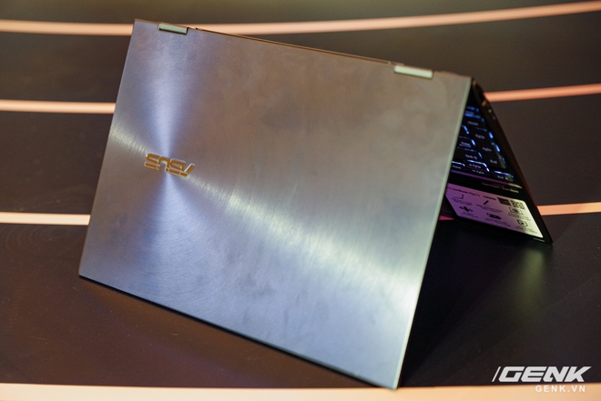 ASUS trình làng bộ đôi Zenbook Flip: thiết kế siêu mỏng, có thể gập mở 360 độ, màn hình OLED giá từ 26 triệu đồng - Ảnh 5. ASUS trình làng bộ đôi Zenbook Flip: thiết kế siêu mỏng, có thể gập mở 360 độ, màn hình OLED giá từ 26 triệu đồng - Ảnh 5.