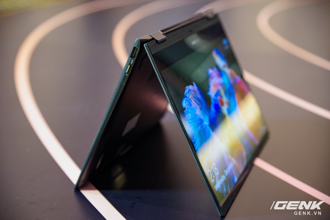 ASUS trình làng bộ đôi Zenbook Flip: thiết kế siêu mỏng, có thể gập mở 360 độ, màn hình OLED giá từ 26 triệu đồng - Ảnh 9. ASUS trình làng bộ đôi Zenbook Flip: thiết kế siêu mỏng, có thể gập mở 360 độ, màn hình OLED giá từ 26 triệu đồng - Ảnh 9.