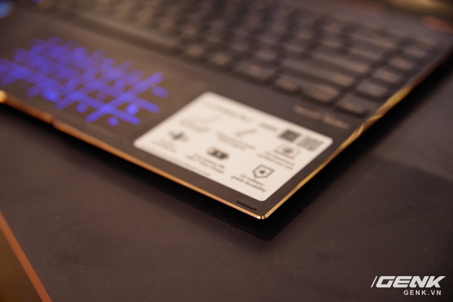 ASUS trình làng bộ đôi Zenbook Flip: thiết kế siêu mỏng, có thể gập mở 360 độ, màn hình OLED giá từ 26 triệu đồng - Ảnh 7. ASUS trình làng bộ đôi Zenbook Flip: thiết kế siêu mỏng, có thể gập mở 360 độ, màn hình OLED giá từ 26 triệu đồng - Ảnh 7.