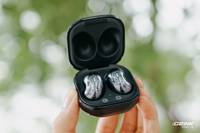Chi tiết Galaxy Buds Live và AirPods Pro: Ngoài giá bán, Buds Live còn có ưu điểm gì hơn? - Ảnh 2. Chi tiết Galaxy Buds Live và AirPods Pro: Ngoài giá bán, Buds Live còn có ưu điểm gì hơn? - Ảnh 2.