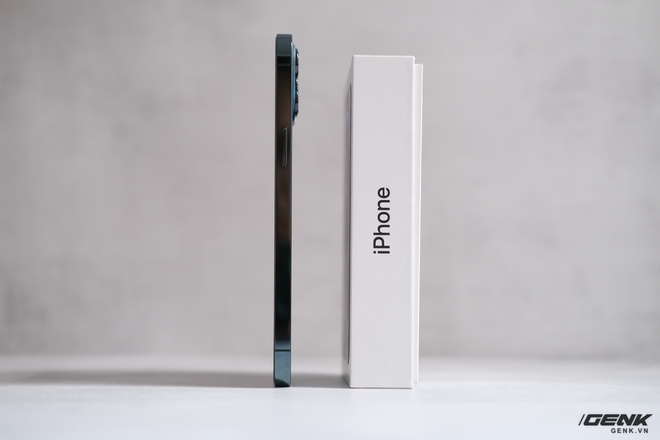 Và đây là chiếc hộp đựng iPhone 12 mini (bên phải) mà có thể trong thời gian tới bạn cũng sẽ ít thấy ngoài đường vì đa phần ai cũng dùng iPhone 12 Pro/Pro Max cả rồi. Ngay khi mượn nó tôi đã thấy có gì đó là lạ. Đem về so với chiếc iPhone 12 Pro Max, tôi đã hiểu được cảm giác là lạ lúc đấy là gì. Hộp đựng chiếc mini này nhỏ đến mức phải nép mình khi đứng cạnh anh cả trong nhà.