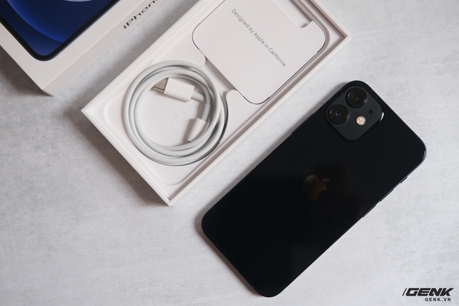 Apple năm nay đã loại bỏ củ sạc với lý do bảo vệ môi trường, vì thế tất cả hộp đựng iPhone 12 đều được cắt đi phân nửa độ dày. Bên trong giờ đây chỉ còn máy, cáp sạc USB-C to Lightning và giấy hướng dẫn.