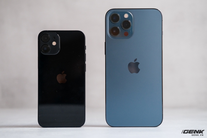 Trái ngược với khung viền, mặt lưng của iPhone 12 mini lại làm bóng còn iPhone 12 Pro Max là nhám.