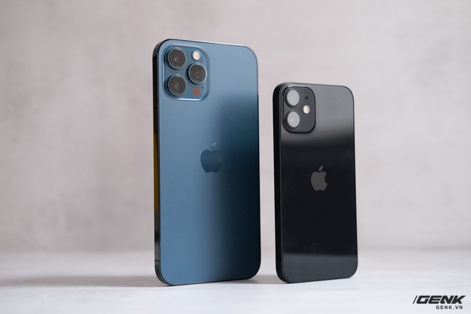 So sánh với anh cả iPhone 12 Pro Max, em út này bé tẹo teo.