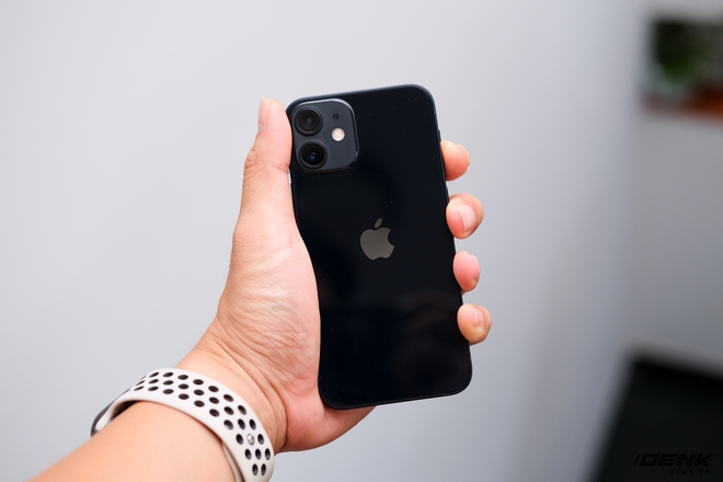 Đây là chiếc iPhone 12 mini: Nhỏ một cách bất ngờ!